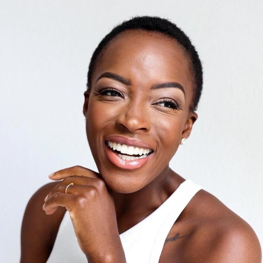 Finja's Kundin Ashley lächelt in die Kamera.