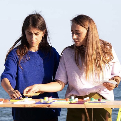 Finja's Kundin Ashley lächelt in die Kamera.