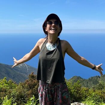 Finja's Kundin Ashley lächelt in die Kamera.