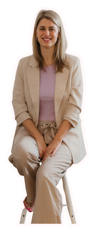 Finja Wolkenstein - Gründerin von Wolkenstein Webdesign. Sie sitzt auf einem Stuhl und lächelt.