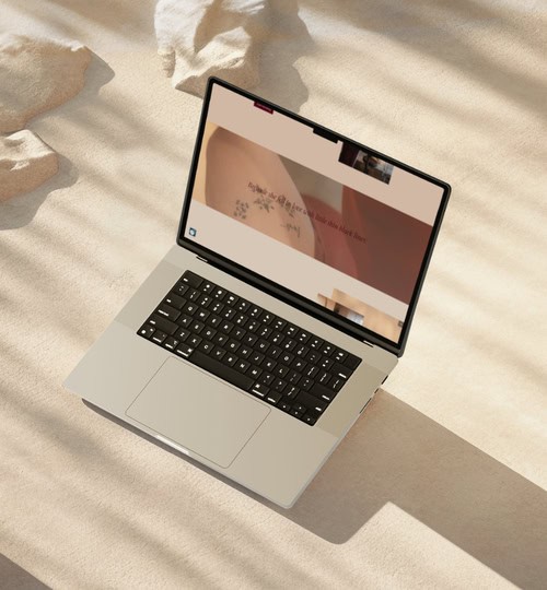 Smartphone Mockup zeigt die Website von Charlyn