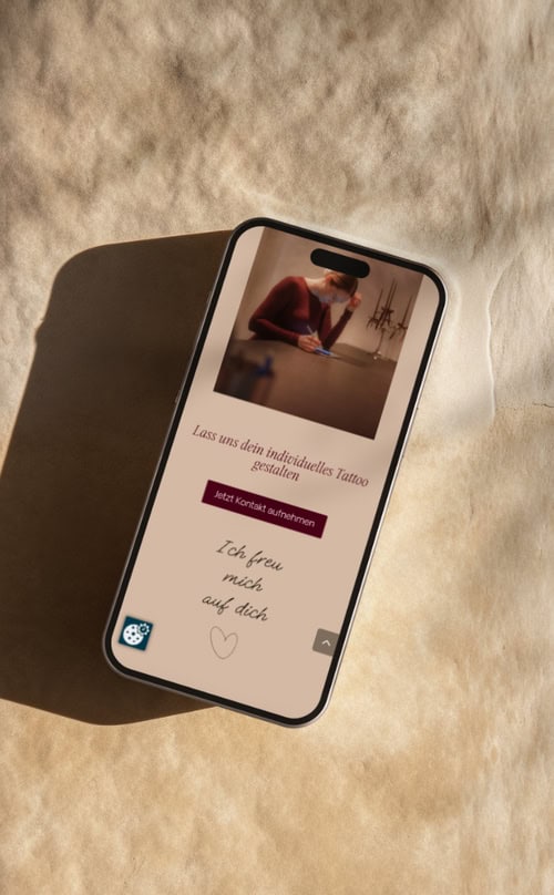 Smartphone Mockup zeigt die Website von Charlyn