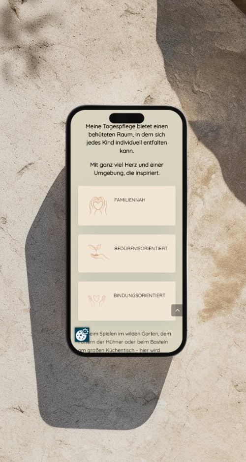 Smartphone Mockup der Startseite von Tagesmutter Johanna Baxmann