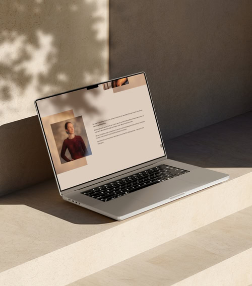 Laptop Mockup zeigt die Website von Charlyn