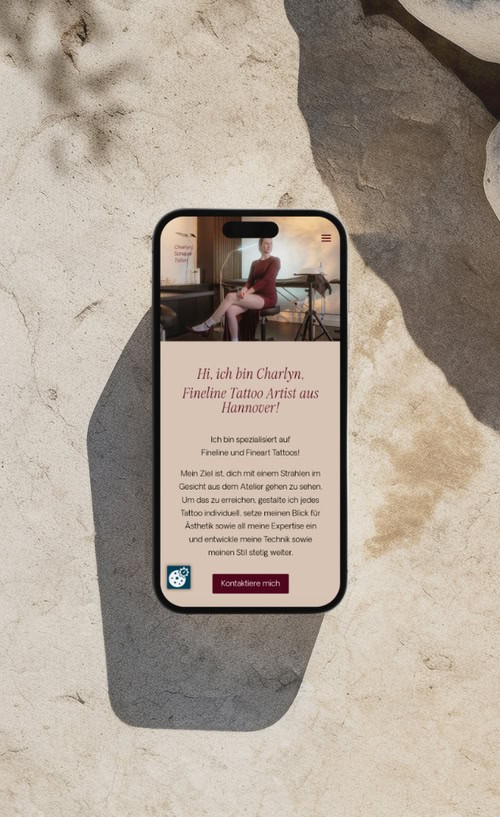 Smartphone Mockup zeigt die Website von Charlyn