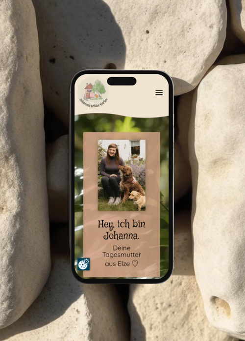 Smartphone Mockup der Startseite von Tagesmutter Johanna Baxmann