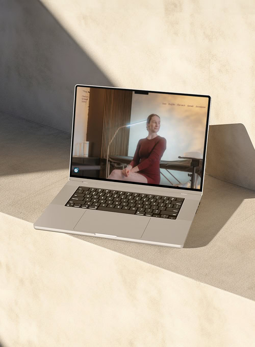 Laptop Mockup zeigt die Startseite von Charlyn