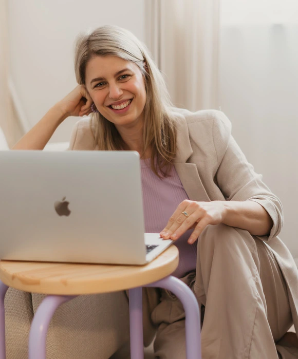 Die Webdesignerin Finja Wolkenstein aus Hildesheim sitzt an ihrem Laptop.